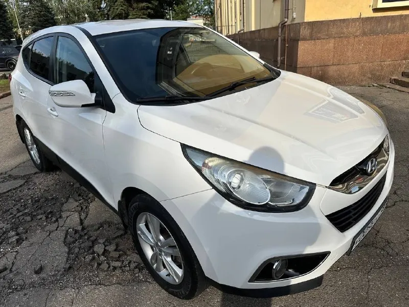 Продам hyundai ix 35 2.0 акпп 2013 г. в. продам личный автомобиль, в отличном состоянии. двигатель 2.0 едет отлично, полностью обслужен. акпп в хорошем состоянии, переключает плавно, не пинается. (масло поменяно)кузов без дтп, в родной краске, все стекла родные включая лобовое. салон опрятный, не затертый не прокуренный. комплектация: двухзонный климат контроль(обслужен), круиз контроль,4эл. стеклоподъёмника, подогрев всех сидений, эл. зеркала с подогревом, подогрев зоны дворников, датчик дождя, датчик света, установлена сигнализация с автозапуском. машину всегда обслуживал вовремя, денег не жалел, на данный момент вложений не требует, я собственник, вписан в птс, с документами полный порядок. цена 1 295 000р торг у капота осмотр г. макеевка +7949 483 97 23 (tg, what's up ) 📞 звоните: +7(949)4839723 - фотография - 2