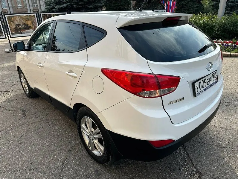 Продам hyundai ix 35 2.0 акпп 2013 г. в. продам личный автомобиль, в отличном состоянии. двигатель 2.0 едет отлично, полностью обслужен. акпп в хорошем состоянии, переключает плавно, не пинается. (масло поменяно)кузов без дтп, в родной краске, все стекла родные включая лобовое. салон опрятный, не затертый не прокуренный. комплектация: двухзонный климат контроль(обслужен), круиз контроль,4эл. стеклоподъёмника, подогрев всех сидений, эл. зеркала с подогревом, подогрев зоны дворников, датчик дождя, датчик света, установлена сигнализация с автозапуском. машину всегда обслуживал вовремя, денег не жалел, на данный момент вложений не требует, я собственник, вписан в птс, с документами полный порядок. цена 1 295 000р торг у капота осмотр г. макеевка +7949 483 97 23 (tg, what's up ) 📞 звоните: +7(949)4839723 - фотография - 4
