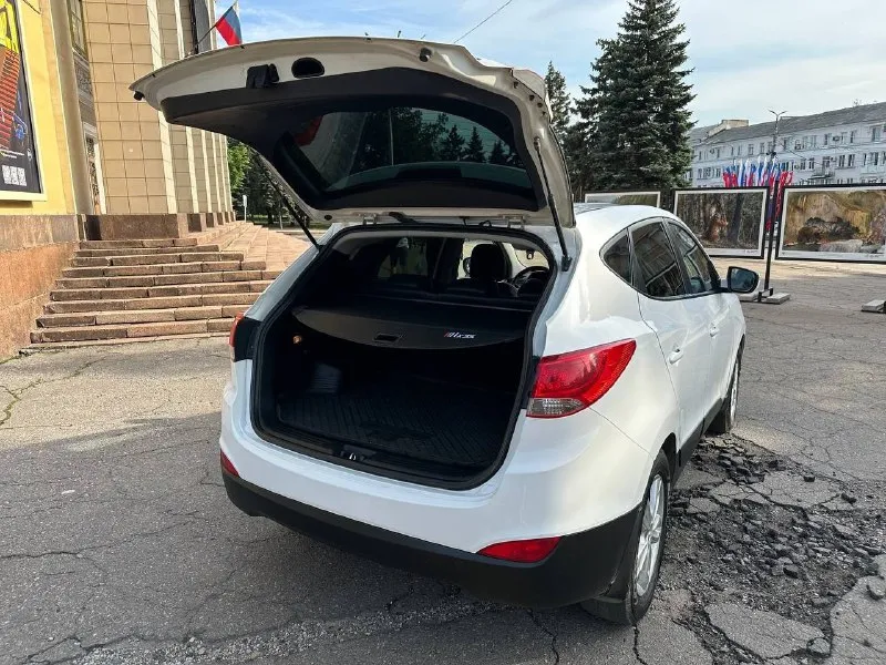 Продам hyundai ix 35 2.0 акпп 2013 г. в. продам личный автомобиль, в отличном состоянии. двигатель 2.0 едет отлично, полностью обслужен. акпп в хорошем состоянии, переключает плавно, не пинается. (масло поменяно)кузов без дтп, в родной краске, все стекла родные включая лобовое. салон опрятный, не затертый не прокуренный. комплектация: двухзонный климат контроль(обслужен), круиз контроль,4эл. стеклоподъёмника, подогрев всех сидений, эл. зеркала с подогревом, подогрев зоны дворников, датчик дождя, датчик света, установлена сигнализация с автозапуском. машину всегда обслуживал вовремя, денег не жалел, на данный момент вложений не требует, я собственник, вписан в птс, с документами полный порядок. цена 1 295 000р торг у капота осмотр г. макеевка +7949 483 97 23 (tg, what's up ) 📞 звоните: +7(949)4839723 - фотография - 5