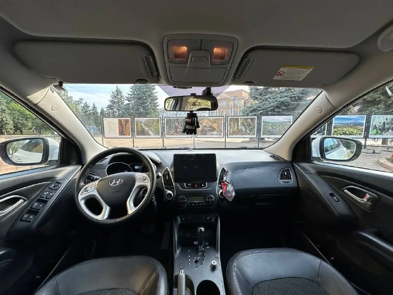 Продам hyundai ix 35 2.0 акпп 2013 г. в. продам личный автомобиль, в отличном состоянии. двигатель 2.0 едет отлично, полностью обслужен. акпп в хорошем состоянии, переключает плавно, не пинается. (масло поменяно)кузов без дтп, в родной краске, все стекла родные включая лобовое. салон опрятный, не затертый не прокуренный. комплектация: двухзонный климат контроль(обслужен), круиз контроль,4эл. стеклоподъёмника, подогрев всех сидений, эл. зеркала с подогревом, подогрев зоны дворников, датчик дождя, датчик света, установлена сигнализация с автозапуском. машину всегда обслуживал вовремя, денег не жалел, на данный момент вложений не требует, я собственник, вписан в птс, с документами полный порядок. цена 1 295 000р торг у капота осмотр г. макеевка +7949 483 97 23 (tg, what's up ) 📞 звоните: +7(949)4839723 - фотография - 6