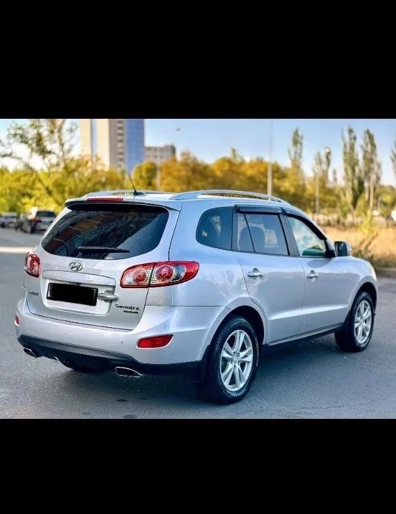 Hyundai santa fe 2011г бензин 2.4(надёжный, цепной атмосферник) автомат ( 6 ти ступенчатый гидротрансформатор). автомобиль в хорошем состоянии никаких вложений не требует! в максимальной комплектации! старт/стоп, без ключевой доступ, монитор, камера заднего вида, парктроник, салон кожа, подогрев сидений, зеркал, стекол климат контроль двухзонный круиз контроль, электро регулировка сидений, полный привод (отключаемый) два ключа. электропакет. собственник. учет 180 регион. вопросы по тлф. +79494196605.цена 1м330. разумный торг 📞 звоните: +7(949)4196605 - фотография - 3