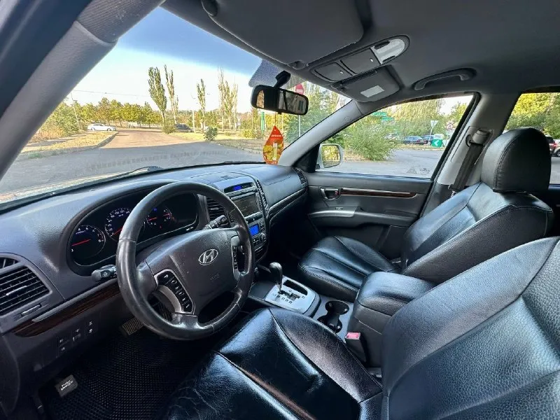Hyundai santa fe 2011г бензин 2.4(надёжный, цепной атмосферник) автомат ( 6 ти ступенчатый гидротрансформатор). автомобиль в хорошем состоянии никаких вложений не требует! в максимальной комплектации! старт/стоп, без ключевой доступ, монитор, камера заднего вида, парктроник, салон кожа, подогрев сидений, зеркал, стекол климат контроль двухзонный круиз контроль, электро регулировка сидений, полный привод (отключаемый) два ключа. электропакет. собственник. учет 180 регион. вопросы по тлф. +79494196605.цена 1м330. разумный торг 📞 звоните: +7(949)4196605 - фотография - 6