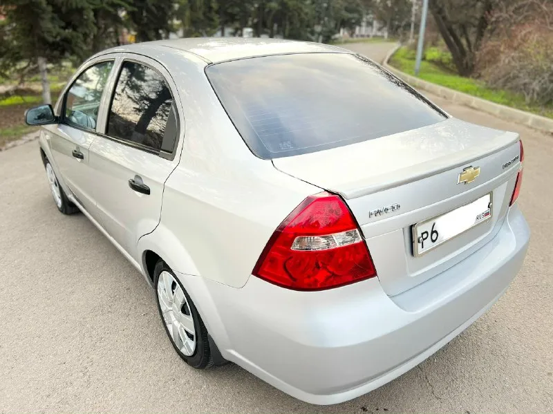 Продам chevrolet aveo в состоянии близко к новому автомобилю! не бита. не крашена. в родной краске! куплена в 2009 году в автосалоне. родной подтверждённый пробег 169.тыс. км. один единственный владелец! за всю жизнь (была в одной семье). только гаражное хранения. сборка корея. авто абсолютно вся обслужена и не требует никаких вложений, и в ближайшее время не будет требовать. история авто кристально чиста как слеза, без подводных камней и скрытых дефектов! за всё время эксплуатации не было не одного дтп! соответственно вся геометрия идеально ровная, все герметики и швы заводские! всё стекла оригинальные. реально очень хорошая авео(таких сейчас единицы). ездили с умом. техническое состояние как у нового автомобиля! двигатель 1.4л. 94л. с. без теплообменника! работает как часы(масло грамма не берёт). кпп переключается мягко и легко. ходовая часть как мяч. есть чеки и заказ наряды что делалось. комплектация: кондиционер(заправлен). гидроусилитель руля. подушки безопасности 📞 звоните: +7(949)4522026 - фотография - 3