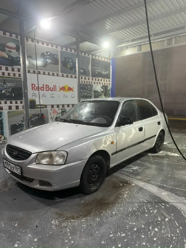 Hyundai accent год: 2005 мотор: 1.5 ( газ - бензин ) ездит на бензине и газу. коробка резинка, 5 передач, включаются мягко, не хрустят, не выбивают. ходовая на 4 балла, нужно сделать развал спереди, заменить резину, в комплекте отдам литые диски. кузов от слова совсем не гнилой, днище, пороги, стаканы идеальныыые !!! электрика вся исправна ! салончик на 4 балла, не убитый, но есть возрастные моменты. печка дует, кондиционер работает, музыка хорошая, свет шикарный ( be led, и туманки led ) из минусов: лкп ( притертость с вмятинкой на правой пасажирской двери, зеркало пластик лопнул, и молдинга на дверях не хватает, багажник контакт отходит ( через раз открывается ) но это все не критично, исправимо и на езду не влияет !!! машина на полном ходу, не подводит. по документам кристально чистая, любое переоформление. находится в донецке. цена: 215 к 🫰 обмена нет ❗❗❗ +79490347478 ( telegram если не дозвонитесь ) 📞 звоните: +7(949)0347478 - фотография - 1
