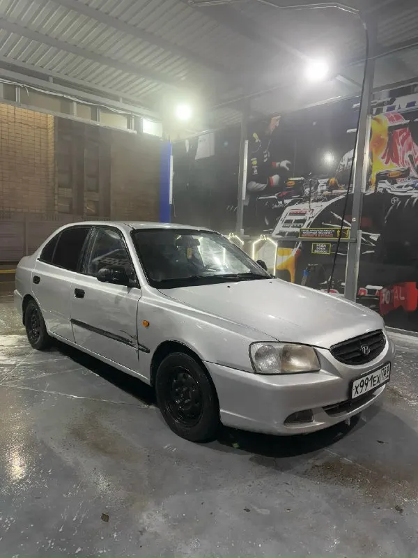 Hyundai accent год: 2005 мотор: 1.5 ( газ - бензин ) ездит на бензине и газу. коробка резинка, 5 передач, включаются мягко, не хрустят, не выбивают. ходовая на 4 балла, нужно сделать развал спереди, заменить резину, в комплекте отдам литые диски. кузов от слова совсем не гнилой, днище, пороги, стаканы идеальныыые !!! электрика вся исправна ! салончик на 4 балла, не убитый, но есть возрастные моменты. печка дует, кондиционер работает, музыка хорошая, свет шикарный ( be led, и туманки led ) из минусов: лкп ( притертость с вмятинкой на правой пасажирской двери, зеркало пластик лопнул, и молдинга на дверях не хватает, багажник контакт отходит ( через раз открывается ) но это все не критично, исправимо и на езду не влияет !!! машина на полном ходу, не подводит. по документам кристально чистая, любое переоформление. находится в донецке. цена: 215 к 🫰 обмена нет ❗❗❗ +79490347478 ( telegram если не дозвонитесь ) 📞 звоните: +7(949)0347478 - фотография - 2