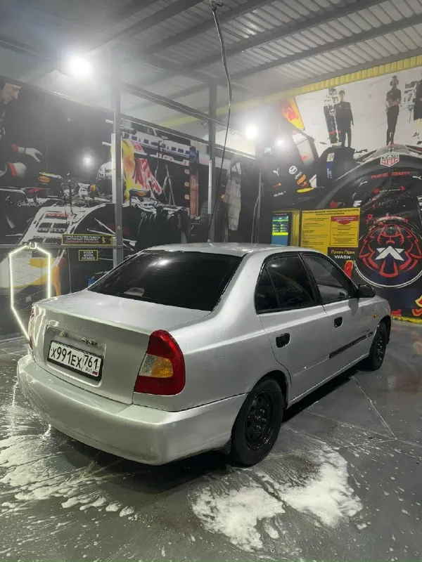 Hyundai accent год: 2005 мотор: 1.5 ( газ - бензин ) ездит на бензине и газу. коробка резинка, 5 передач, включаются мягко, не хрустят, не выбивают. ходовая на 4 балла, нужно сделать развал спереди, заменить резину, в комплекте отдам литые диски. кузов от слова совсем не гнилой, днище, пороги, стаканы идеальныыые !!! электрика вся исправна ! салончик на 4 балла, не убитый, но есть возрастные моменты. печка дует, кондиционер работает, музыка хорошая, свет шикарный ( be led, и туманки led ) из минусов: лкп ( притертость с вмятинкой на правой пасажирской двери, зеркало пластик лопнул, и молдинга на дверях не хватает, багажник контакт отходит ( через раз открывается ) но это все не критично, исправимо и на езду не влияет !!! машина на полном ходу, не подводит. по документам кристально чистая, любое переоформление. находится в донецке. цена: 215 к 🫰 обмена нет ❗❗❗ +79490347478 ( telegram если не дозвонитесь ) 📞 звоните: +7(949)0347478 - фотография - 3