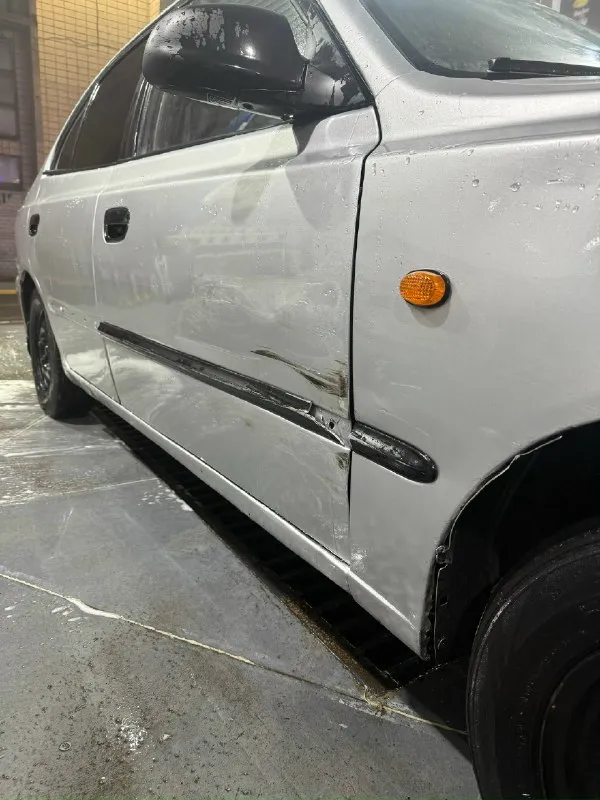 Hyundai accent год: 2005 мотор: 1.5 ( газ - бензин ) ездит на бензине и газу. коробка резинка, 5 передач, включаются мягко, не хрустят, не выбивают. ходовая на 4 балла, нужно сделать развал спереди, заменить резину, в комплекте отдам литые диски. кузов от слова совсем не гнилой, днище, пороги, стаканы идеальныыые !!! электрика вся исправна ! салончик на 4 балла, не убитый, но есть возрастные моменты. печка дует, кондиционер работает, музыка хорошая, свет шикарный ( be led, и туманки led ) из минусов: лкп ( притертость с вмятинкой на правой пасажирской двери, зеркало пластик лопнул, и молдинга на дверях не хватает, багажник контакт отходит ( через раз открывается ) но это все не критично, исправимо и на езду не влияет !!! машина на полном ходу, не подводит. по документам кристально чистая, любое переоформление. находится в донецке. цена: 215 к 🫰 обмена нет ❗❗❗ +79490347478 ( telegram если не дозвонитесь ) 📞 звоните: +7(949)0347478 - фотография - 5