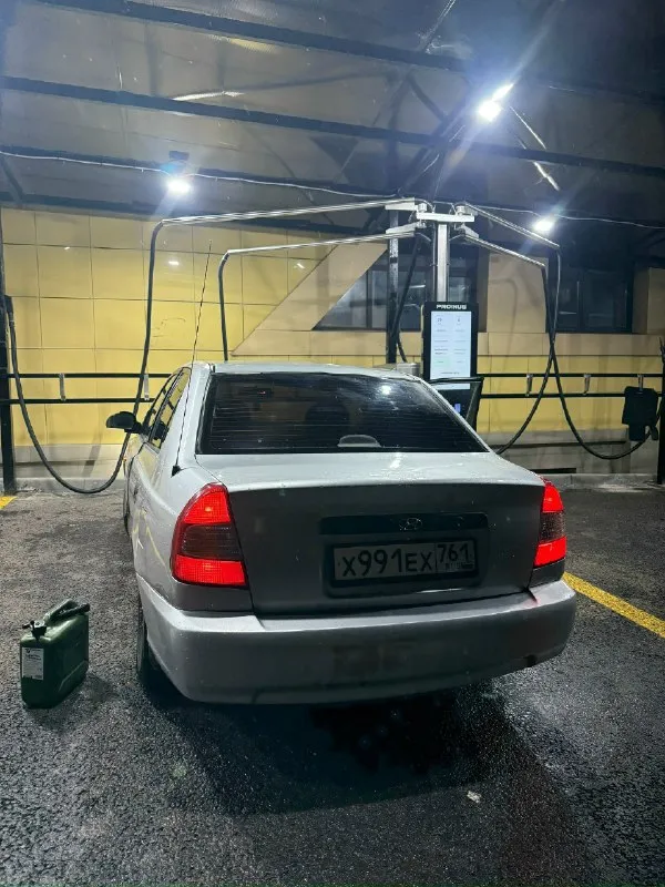 Hyundai accent год: 2005 мотор: 1.5 ( газ - бензин ) ездит на бензине и газу. коробка резинка, 5 передач, включаются мягко, не хрустят, не выбивают. ходовая на 4 балла, нужно сделать развал спереди, заменить резину, в комплекте отдам литые диски. кузов от слова совсем не гнилой, днище, пороги, стаканы идеальныыые !!! электрика вся исправна ! салончик на 4 балла, не убитый, но есть возрастные моменты. печка дует, кондиционер работает, музыка хорошая, свет шикарный ( be led, и туманки led ) из минусов: лкп ( притертость с вмятинкой на правой пасажирской двери, зеркало пластик лопнул, и молдинга на дверях не хватает, багажник контакт отходит ( через раз открывается ) но это все не критично, исправимо и на езду не влияет !!! машина на полном ходу, не подводит. по документам кристально чистая, любое переоформление. находится в донецке. цена: 215 к 🫰 обмена нет ❗❗❗ +79490347478 ( telegram если не дозвонитесь ) 📞 звоните: +7(949)0347478 - фотография - 6