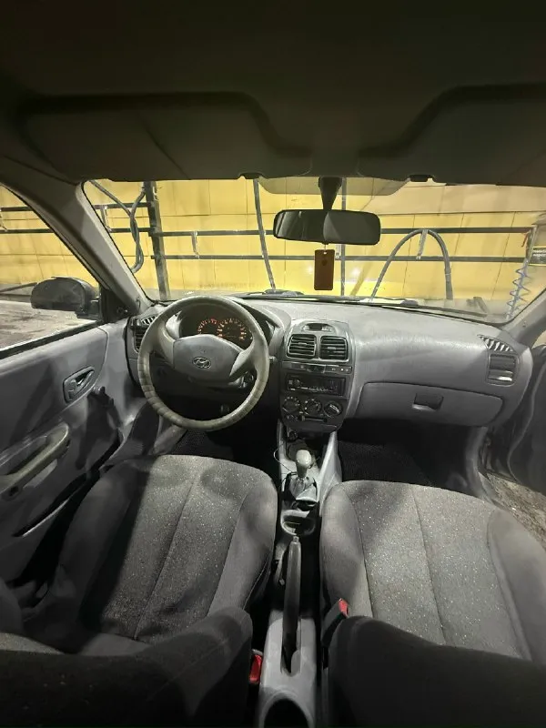 Hyundai accent год: 2005 мотор: 1.5 ( газ - бензин ) ездит на бензине и газу. коробка резинка, 5 передач, включаются мягко, не хрустят, не выбивают. ходовая на 4 балла, нужно сделать развал спереди, заменить резину, в комплекте отдам литые диски. кузов от слова совсем не гнилой, днище, пороги, стаканы идеальныыые !!! электрика вся исправна ! салончик на 4 балла, не убитый, но есть возрастные моменты. печка дует, кондиционер работает, музыка хорошая, свет шикарный ( be led, и туманки led ) из минусов: лкп ( притертость с вмятинкой на правой пасажирской двери, зеркало пластик лопнул, и молдинга на дверях не хватает, багажник контакт отходит ( через раз открывается ) но это все не критично, исправимо и на езду не влияет !!! машина на полном ходу, не подводит. по документам кристально чистая, любое переоформление. находится в донецке. цена: 215 к 🫰 обмена нет ❗❗❗ +79490347478 ( telegram если не дозвонитесь ) 📞 звоните: +7(949)0347478 - фотография - 7