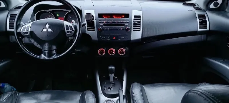 В продаже mitsubishi outlander2007г ✅2.4l 4wd коробка автомат ✅217 000 пробег ✅3 хозяина за всё время !!! ✅птс оригинал!!! ✅родные стекла ✅два ключа 🌿зелёная автотека авто в хорошем состоянии! обслужен!! на данный момент без вложений мотор не троит, не дымит, масло не расходует. коробка переключает плавно, ходовая обслужена!!! по кузову без ржавчины гнили дно пороги всё целое! огромный багажник+складывание сиденья комплектация: -под рулевые лепестки -полный привод -люк -кожаный салон -управление на руле -4 стеклоподъёмника -складывания зеркал -электро зеркала -обогрев заднего-переднего стекла -подогрев передних сидений -штатная сигнализация -музыка aux, bluetooth, cd, fm документы без штрафов, запретов, ограничений продажа по дкп или мрэо торг уместен!!! осмотр донецк цена 965000р +79493977821 +79494017806 - фотография - 4