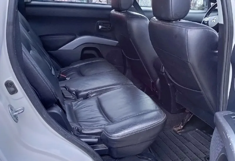 В продаже mitsubishi outlander2007г ✅2.4l 4wd коробка автомат ✅217 000 пробег ✅3 хозяина за всё время !!! ✅птс оригинал!!! ✅родные стекла ✅два ключа 🌿зелёная автотека авто в хорошем состоянии! обслужен!! на данный момент без вложений мотор не троит, не дымит, масло не расходует. коробка переключает плавно, ходовая обслужена!!! по кузову без ржавчины гнили дно пороги всё целое! огромный багажник+складывание сиденья комплектация: -под рулевые лепестки -полный привод -люк -кожаный салон -управление на руле -4 стеклоподъёмника -складывания зеркал -электро зеркала -обогрев заднего-переднего стекла -подогрев передних сидений -штатная сигнализация -музыка aux, bluetooth, cd, fm документы без штрафов, запретов, ограничений продажа по дкп или мрэо торг уместен!!! осмотр донецк цена 965000р +79493977821 +79494017806 - фотография - 5