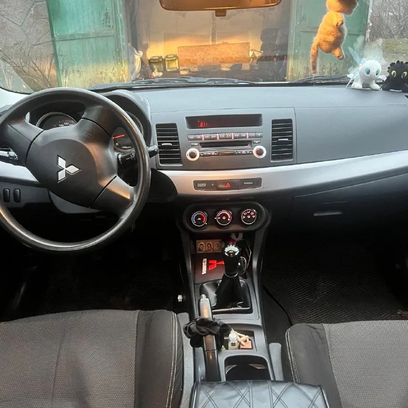 Продам mitsubishi lancer x 2008г мкпп 1.5 автомобиль в отличном состоянии оригинальный пробег 211000тыс. км. в 2009г был куплен в салоне, 1 владелец машина ухоженная, полностью обслужена, не требует никаких вложений. в автомобиле менялись только оригинальные запчасти, масла, и т. п работает каждая кнопочка, подогревы, обогревы, климат контроль, печка жарит, кондиционер холодит. полностью в родном окрасе. гаражное хранение противоугонная система. по ходовой части никаких проблем, ничего не стучит. машина едет бодро, очень экономичный расход. машина хозяйская. любые проверки, за автомобиль не стыдно! юридическая чистота, любое переоформление! цена 780000₽ минимальный торг кто ищет действительно живого лансера, звоните: +79495250614 +79495118385 осмотр: донецк, макеевка - фотография - 5