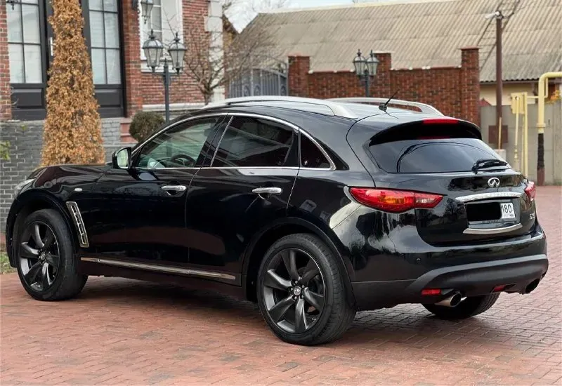 Infinity fx35 цена 1.685.000 торг-обмен номер: +79496358178 автомобиль в идеальнейшем состоянии вложений не требует от слова совсем замена масла каждые 6 тысяч км мотор 3.5 бензин работает как часы, не дымит и не троит коробка автомат, переключает плавно, без дёрганий и пинков, ходовая часть вся обслужена, за машину не стыдно ! богатая комплектация, без ключевой доступ, кнопка старт стоп, подсветка дверей, память сидений, электро регулировка сидений и зеркал, полный электро пакет, датчик света и дождя, кожаный мультируль с альконтарой, обдув и подогрев сидений, двух зонный климат контроль, хорошая мультимедиа, люк, полный привод 📞 звоните: +7(949)6358178 - фотография - 2