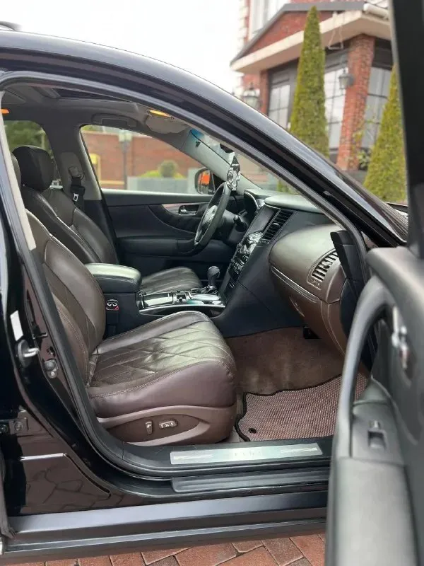 Infinity fx35 цена 1.685.000 торг-обмен номер: +79496358178 автомобиль в идеальнейшем состоянии вложений не требует от слова совсем замена масла каждые 6 тысяч км мотор 3.5 бензин работает как часы, не дымит и не троит коробка автомат, переключает плавно, без дёрганий и пинков, ходовая часть вся обслужена, за машину не стыдно ! богатая комплектация, без ключевой доступ, кнопка старт стоп, подсветка дверей, память сидений, электро регулировка сидений и зеркал, полный электро пакет, датчик света и дождя, кожаный мультируль с альконтарой, обдув и подогрев сидений, двух зонный климат контроль, хорошая мультимедиа, люк, полный привод 📞 звоните: +7(949)6358178 - фотография - 5