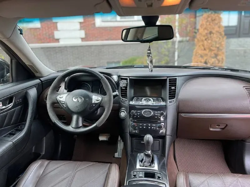 Infinity fx35 цена 1.685.000 торг-обмен номер: +79496358178 автомобиль в идеальнейшем состоянии вложений не требует от слова совсем замена масла каждые 6 тысяч км мотор 3.5 бензин работает как часы, не дымит и не троит коробка автомат, переключает плавно, без дёрганий и пинков, ходовая часть вся обслужена, за машину не стыдно ! богатая комплектация, без ключевой доступ, кнопка старт стоп, подсветка дверей, память сидений, электро регулировка сидений и зеркал, полный электро пакет, датчик света и дождя, кожаный мультируль с альконтарой, обдув и подогрев сидений, двух зонный климат контроль, хорошая мультимедиа, люк, полный привод 📞 звоните: +7(949)6358178 - фотография - 6