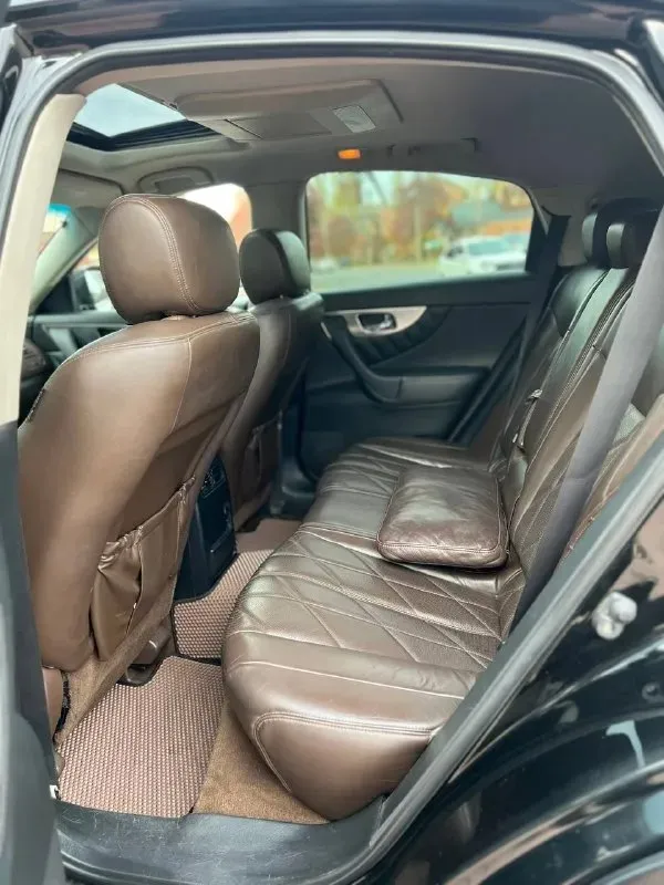 Infinity fx35 цена 1.685.000 торг-обмен номер: +79496358178 автомобиль в идеальнейшем состоянии вложений не требует от слова совсем замена масла каждые 6 тысяч км мотор 3.5 бензин работает как часы, не дымит и не троит коробка автомат, переключает плавно, без дёрганий и пинков, ходовая часть вся обслужена, за машину не стыдно ! богатая комплектация, без ключевой доступ, кнопка старт стоп, подсветка дверей, память сидений, электро регулировка сидений и зеркал, полный электро пакет, датчик света и дождя, кожаный мультируль с альконтарой, обдув и подогрев сидений, двух зонный климат контроль, хорошая мультимедиа, люк, полный привод 📞 звоните: +7(949)6358178 - фотография - 8