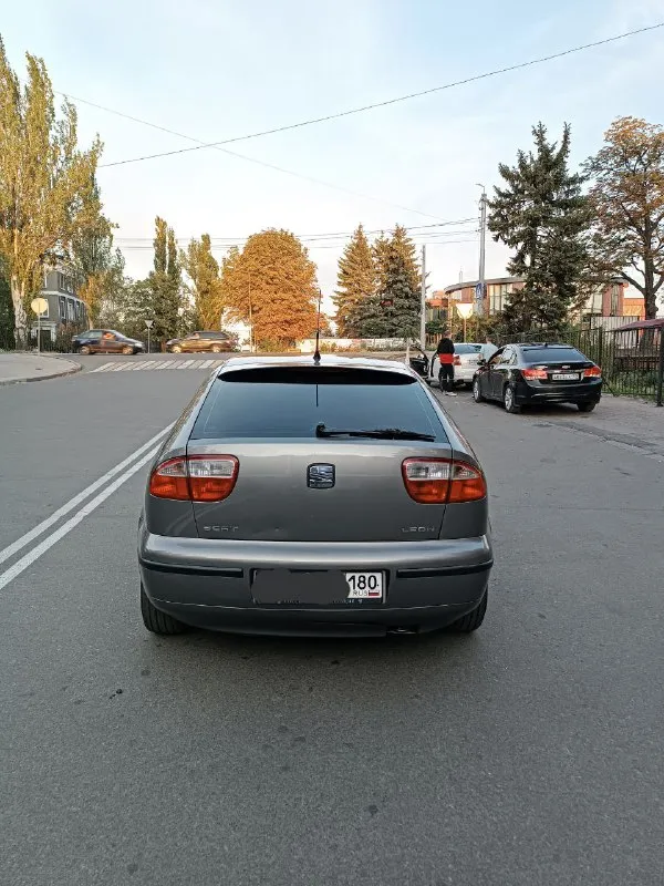 Цена 580.000р + торг продам seat leon 2005г двигатель 1.6 16 клап коробка механика 5ступ пробег 214500км по технике полная копия golf 4/octavia tour в базовой комплектации, кондиционер, гур, 2эсп. машина в хорошем состоянии, в родной краске, не гнилой, двигатель работает как часики, переоформление без проблем. 2 комплекта дисков с резиной(лето легкосплав r16, зима штампы r15) подробно по машине расскажу по телефону тел. +79493804460 📲 tg: @deeps1zz 📞 звоните: +7(949)3804460 - фотография - 3