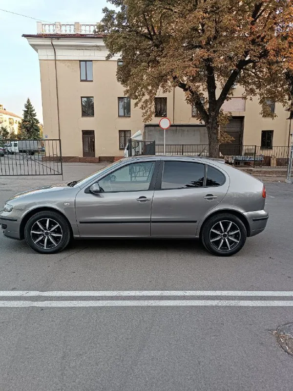 Цена 580.000р + торг продам seat leon 2005г двигатель 1.6 16 клап коробка механика 5ступ пробег 214500км по технике полная копия golf 4/octavia tour в базовой комплектации, кондиционер, гур, 2эсп. машина в хорошем состоянии, в родной краске, не гнилой, двигатель работает как часики, переоформление без проблем. 2 комплекта дисков с резиной(лето легкосплав r16, зима штампы r15) подробно по машине расскажу по телефону тел. +79493804460 📲 tg: @deeps1zz 📞 звоните: +7(949)3804460 - фотография - 4