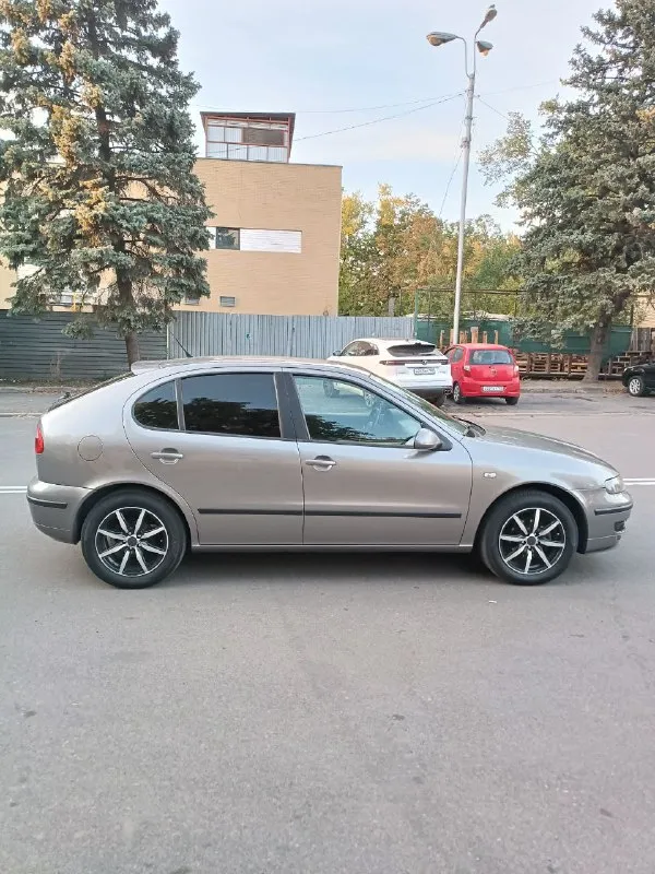 Цена 580.000р + торг продам seat leon 2005г двигатель 1.6 16 клап коробка механика 5ступ пробег 214500км по технике полная копия golf 4/octavia tour в базовой комплектации, кондиционер, гур, 2эсп. машина в хорошем состоянии, в родной краске, не гнилой, двигатель работает как часики, переоформление без проблем. 2 комплекта дисков с резиной(лето легкосплав r16, зима штампы r15) подробно по машине расскажу по телефону тел. +79493804460 📲 tg: @deeps1zz 📞 звоните: +7(949)3804460 - фотография - 5