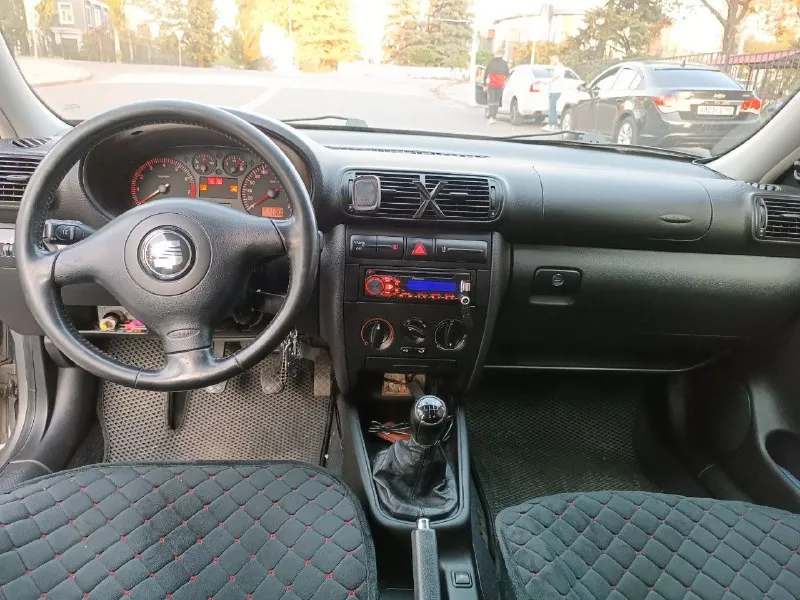 Цена 580.000р + торг продам seat leon 2005г двигатель 1.6 16 клап коробка механика 5ступ пробег 214500км по технике полная копия golf 4/octavia tour в базовой комплектации, кондиционер, гур, 2эсп. машина в хорошем состоянии, в родной краске, не гнилой, двигатель работает как часики, переоформление без проблем. 2 комплекта дисков с резиной(лето легкосплав r16, зима штампы r15) подробно по машине расскажу по телефону тел. +79493804460 📲 tg: @deeps1zz 📞 звоните: +7(949)3804460 - фотография - 6