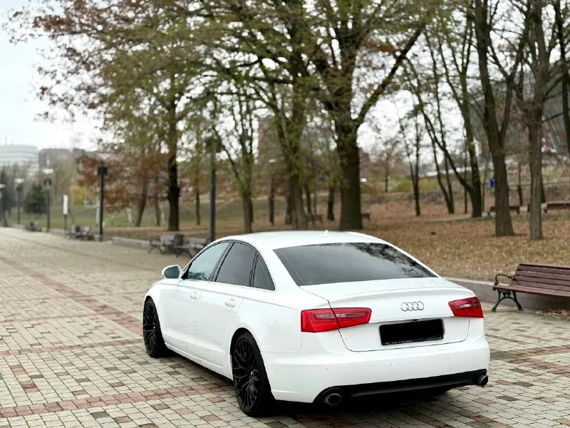 Продам личный автомобиль audi a6 c7 2013 года выпуска пробег: 215 т. км коробка: автомат объем двигателя: 3.0 tfsi привод : полный очень хорошая комплектация: электро-регулировка сидений, память сидений, датчик света, датчик дождя, подогревы сидений, обогрев руля, 2-х зонный климат контроль, круиз контроль, мультируль, без ключевой доступ, и многое другое. из ништяков: музыка bang&olufsen, заменен так же штатный сабвуфер. автомобиль в отличном состоянии, готов к любым проверкам на сто, цепи поменяны, коробка после капитального ремонта с чеком и гарантией. оригинальный руль со стрекозой (имеется возможность поставить адаптивный круиз) новая зимняя резина перед продажей произведено большое то автомобиль весь в родном окрасе кому действительно будет интересно подробно по телефону все расскажу. цена 1.990.000₽ хорошим людям хороший торг, так же рассмотрю вариант обмена на ваш автомобиль номер для связи +79493224930 📞 звоните: +7(949)3224930 - фотография - 4