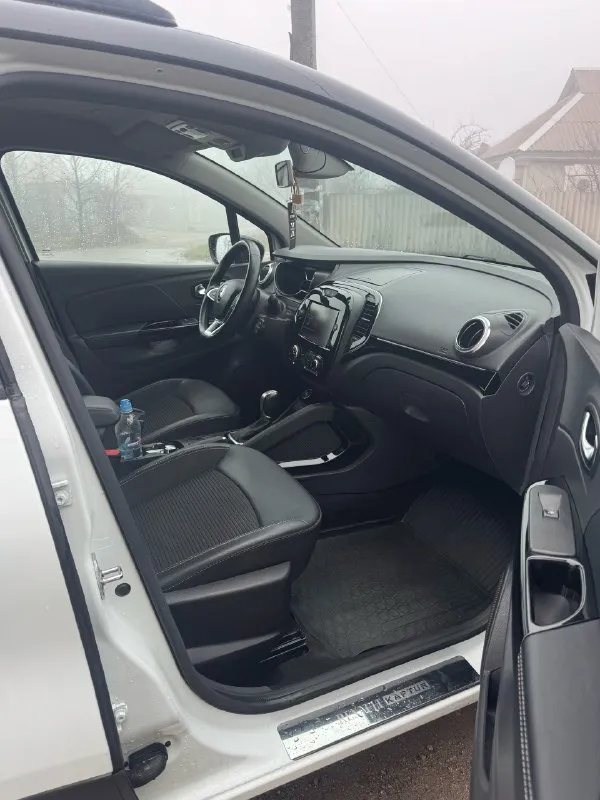 Renault kaptur 2021 г. в. 1.6 автомат двигатель и в идеальнейшем состоянии продажа от хозяина, в салоне никогда не курили, оригинальный пробег 80.000(готов к любым проверкам) авто в родной краске, на гниль или рыжики нет и намека, все стекла включая лобовое родные, заменены все масла включая акпп, зимняя резина, установлена доп. сигнализация с обр. связью, два ключа, серв. книга, богатая комплектация, авто никогда не был в такси или каршеринге, делать ничего не нужно, авто в идеальном состоянии!!!! цена 1.450.000 торг хорошим людям г. алчевск +79595537555 📞 звоните: +7(959)5537555 - фотография - 6