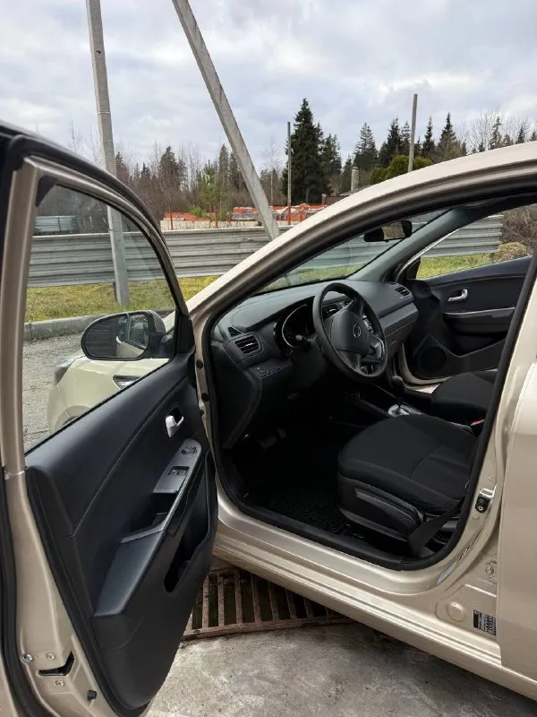 Продам, практически новый kia rio 2012г. В. ,с 1 собственником, оригинальным пробегом 32.600. 1.4 автомат. С машиной отдам комплект почти новой летней резины. Сейчас уже на зимней. Уверен вы таких вариантов не найдете!
Птс оригинал, покупали у официального дилера и своевременно обслуживали.
Сигнализация с обратной связью, 2 ключа. Бережная эксплуатация. Гаражное хранение. Днище полностью обработано, есть подтверждающий документы. Такой автомобиль прослужит еще десятки лет. Продажа с переоформлением, если нужно могу присутствовать в мрэо. Автомобиль стоит на учете, запретов, залогов штрафов ничего такого нет. Полностью зеленая база-автотека. Смотреть по предварительной договоренности в центре донецка. +79493578224
Цена 1 190 000
Реальному покупателю торг.
Есть сервисная книжка. Кузов в родной краске. Не участвовал в дтп.
📲 Tg: @annet_325
📞 Звоните: +7(949)3578224 - фотография - 4