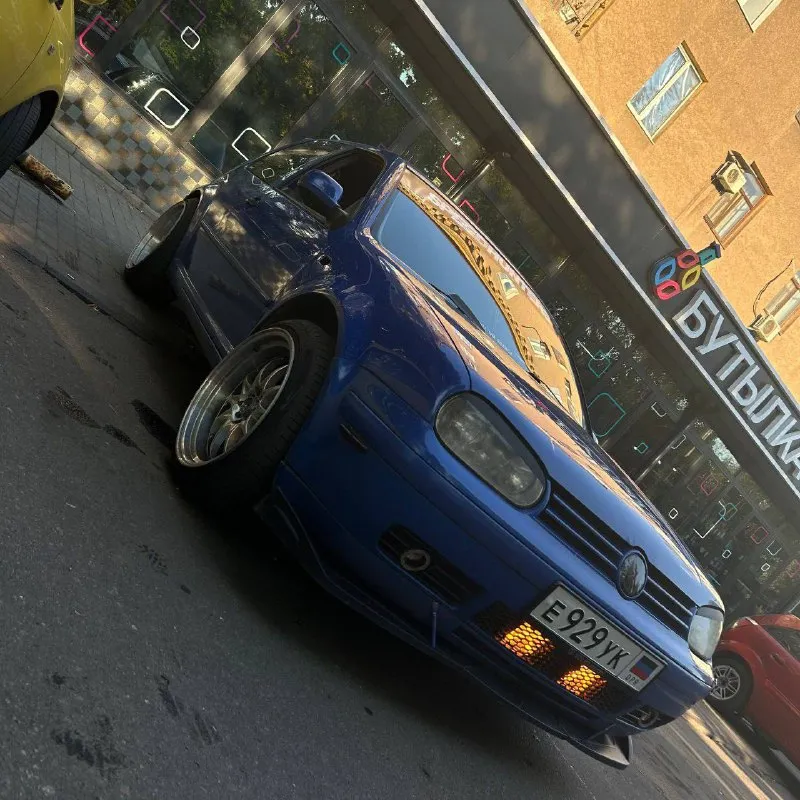 В продаже volkswagen golf mkiv 1999 год. цена:315000 (небольшой торг) пробег: 405.000 1.6 akl ( 8 клоп) голова после капиталки, но есть нюанс среди 4 масло съёмных колпачков один попался с дефектом и требует замены, компрессия в цилиндрах 12.4-12.5 так же замены требуют сальники. автомобиль на ходу протянута хорошая проводка под автозвук и доп. питание так же машина частично зашумлена ( крыша. , багажник). кузов: требуют поварки пороги, лкп соответствует своему возрасту салон: отсутствуют дверные карты и от простоя обвисает потолок, критичного ничего нет, все делается учёт днр постоянный сделан приятный выхлоп, стоят красивые диски с полкой r18 отдам в комплект новые рычаги передние и две коробки на запчасти все вопросы при встрече или по контактным данным: феникс : +79493313565 телеграмм evilenzoprp 📲 tg: @saverriia 📞 звоните: +7(949)3313565 - фотография - 2
