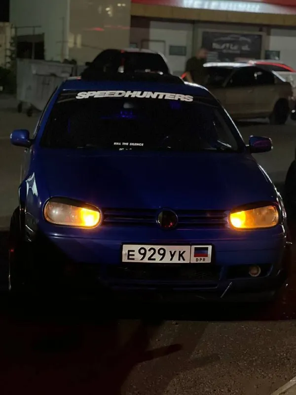 В продаже volkswagen golf mkiv 1999 год. цена:315000 (небольшой торг) пробег: 405.000 1.6 akl ( 8 клоп) голова после капиталки, но есть нюанс среди 4 масло съёмных колпачков один попался с дефектом и требует замены, компрессия в цилиндрах 12.4-12.5 так же замены требуют сальники. автомобиль на ходу протянута хорошая проводка под автозвук и доп. питание так же машина частично зашумлена ( крыша. , багажник). кузов: требуют поварки пороги, лкп соответствует своему возрасту салон: отсутствуют дверные карты и от простоя обвисает потолок, критичного ничего нет, все делается учёт днр постоянный сделан приятный выхлоп, стоят красивые диски с полкой r18 отдам в комплект новые рычаги передние и две коробки на запчасти все вопросы при встрече или по контактным данным: феникс : +79493313565 телеграмм evilenzoprp 📲 tg: @saverriia 📞 звоните: +7(949)3313565 - фотография - 3