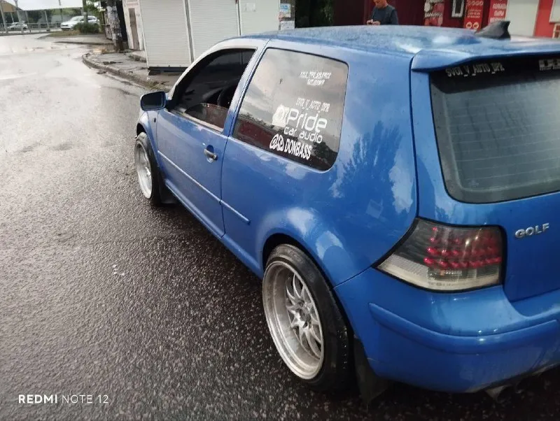 В продаже volkswagen golf mkiv 1999 год. цена:315000 (небольшой торг) пробег: 405.000 1.6 akl ( 8 клоп) голова после капиталки, но есть нюанс среди 4 масло съёмных колпачков один попался с дефектом и требует замены, компрессия в цилиндрах 12.4-12.5 так же замены требуют сальники. автомобиль на ходу протянута хорошая проводка под автозвук и доп. питание так же машина частично зашумлена ( крыша. , багажник). кузов: требуют поварки пороги, лкп соответствует своему возрасту салон: отсутствуют дверные карты и от простоя обвисает потолок, критичного ничего нет, все делается учёт днр постоянный сделан приятный выхлоп, стоят красивые диски с полкой r18 отдам в комплект новые рычаги передние и две коробки на запчасти все вопросы при встрече или по контактным данным: феникс : +79493313565 телеграмм evilenzoprp 📞 звоните: +7(949)3313565 - фотография - 5