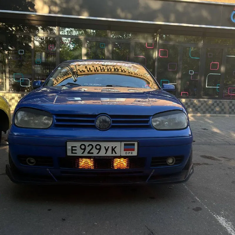 В продаже volkswagen golf mkiv 1999 год. цена:315000 (небольшой торг) пробег: 405.000 1.6 akl ( 8 клоп) голова после капиталки, но есть нюанс среди 4 масло съёмных колпачков один попался с дефектом и требует замены, компрессия в цилиндрах 12.4-12.5 так же замены требуют сальники. автомобиль на ходу протянута хорошая проводка под автозвук и доп. питание так же машина частично зашумлена ( крыша. , багажник). кузов: требуют поварки пороги, лкп соответствует своему возрасту салон: отсутствуют дверные карты и от простоя обвисает потолок, критичного ничего нет, все делается учёт днр постоянный сделан приятный выхлоп, стоят красивые диски с полкой r18 отдам в комплект новые рычаги передние и две коробки на запчасти все вопросы при встрече или по контактным данным: феникс : +79493313565 телеграмм evilenzoprp 📞 звоните: +7(949)3313565 - фотография - 6