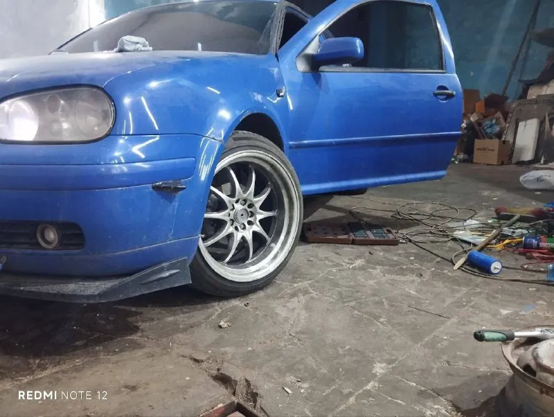 В продаже volkswagen golf mkiv 1999 год. цена:315000 (небольшой торг) пробег: 405.000 1.6 akl ( 8 клоп) голова после капиталки, но есть нюанс среди 4 масло съёмных колпачков один попался с дефектом и требует замены, компрессия в цилиндрах 12.4-12.5 так же замены требуют сальники. автомобиль на ходу протянута хорошая проводка под автозвук и доп. питание так же машина частично зашумлена ( крыша. , багажник). кузов: требуют поварки пороги, лкп соответствует своему возрасту салон: отсутствуют дверные карты и от простоя обвисает потолок, критичного ничего нет, все делается учёт днр постоянный сделан приятный выхлоп, стоят красивые диски с полкой r18 отдам в комплект новые рычаги передние и две коробки на запчасти все вопросы при встрече или по контактным данным: феникс : +79493313565 телеграмм evilenzoprp 📞 звоните: +7(949)3313565 - фотография - 7