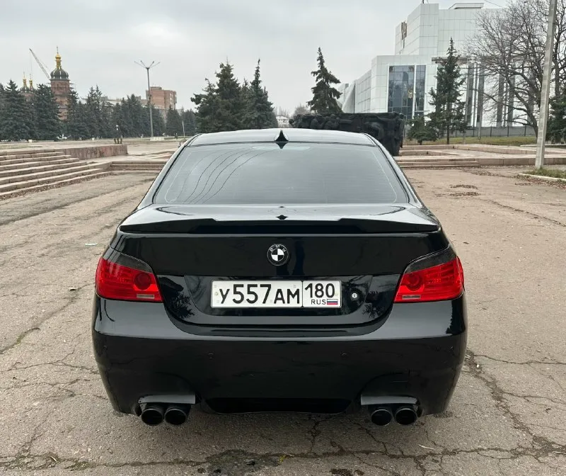 Продам bmw e60 530i (n52b30) 231 л. с. (по факту 258), акпп, 2005 год. американка, минимальный пробег по днр, один владелец рф птс. пробег 335508 люк, м-look ( передний, задний бампера и пороги), рест оптика перед и зад, 18 разноширокие диски 128 стиль, car play, выхлоп равнодлинный выпуск на 2 трубы. машина отполирована, нанесена керамика. новый компрессор и радиатор кондиционера, новый термостат и бензонасос, новое дмрв. производилась реставрация рейки. по технической части полностью исправна, стоит контрактная коробка 40т пробега (бублик и сальник коленвала тоже были заменены), замена цепи, новые дисы, установлены распредвалы с низким пробегом, установлена алмазная шайба на звезду с 535i (для дополнительной плотности прилегания цепи). в подарок отдам комплект летней резины на эти же диски в отличном состоянии (ездил 1 сезон). город горловка +79493028378 телефон/telegram цена: 1 450 000 📞 звоните: +7(949)3028378 - фотография - 2
