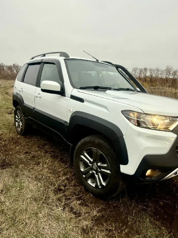 Продам niva travel комплектация кхл максимальная.2023 год выпуска двигатель 1.7 бензин. один владелец, авто в чехлах с салона. оригинальный пробег 25.000 тысяч. машина не бита не крашена. техника в отличном состоянии. масла фильтра поменяны машина без вложений. состояние нового автомобиля. комплектация:кондиционер, аbs, камера заднего вида, задние парктроники, сенсорная мультимедиа черный потолок, подогрев сидений, электро-регулировка зеркала, передние стеклоподъемники заводской шноркель, релинги на крыше, противотуманки, два комплекта колес зима лето диски r16.полный антикор. документы в полном порядке. осмотр г макеевка, возможен обмен цена 1.295.000 торг +79495214830 📞 звоните: +7(949)5214830 - фотография - 2