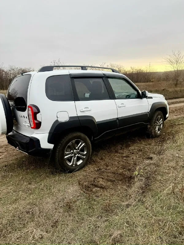 Продам niva travel комплектация кхл максимальная.2023 год выпуска двигатель 1.7 бензин. один владелец, авто в чехлах с салона. оригинальный пробег 25.000 тысяч. машина не бита не крашена. техника в отличном состоянии. масла фильтра поменяны машина без вложений. состояние нового автомобиля. комплектация:кондиционер, аbs, камера заднего вида, задние парктроники, сенсорная мультимедиа черный потолок, подогрев сидений, электро-регулировка зеркала, передние стеклоподъемники заводской шноркель, релинги на крыше, противотуманки, два комплекта колес зима лето диски r16.полный антикор. документы в полном порядке. осмотр г макеевка, возможен обмен цена 1.295.000 торг +79495214830 📞 звоните: +7(949)5214830 - фотография - 3