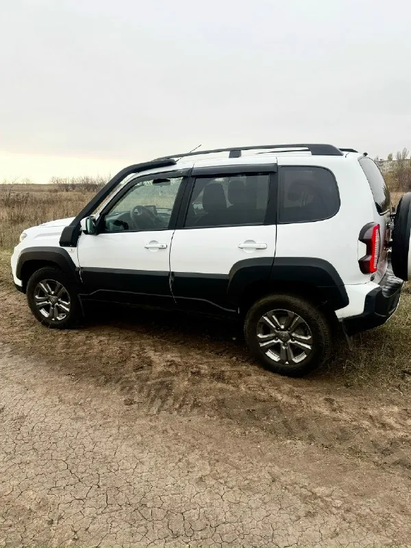 Продам niva travel комплектация кхл максимальная.2023 год выпуска двигатель 1.7 бензин. один владелец, авто в чехлах с салона. оригинальный пробег 25.000 тысяч. машина не бита не крашена. техника в отличном состоянии. масла фильтра поменяны машина без вложений. состояние нового автомобиля. комплектация:кондиционер, аbs, камера заднего вида, задние парктроники, сенсорная мультимедиа черный потолок, подогрев сидений, электро-регулировка зеркала, передние стеклоподъемники заводской шноркель, релинги на крыше, противотуманки, два комплекта колес зима лето диски r16.полный антикор. документы в полном порядке. осмотр г макеевка, возможен обмен цена 1.295.000 торг +79495214830 📞 звоните: +7(949)5214830 - фотография - 4