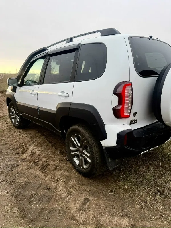 Продам niva travel комплектация кхл максимальная.2023 год выпуска двигатель 1.7 бензин. один владелец, авто в чехлах с салона. оригинальный пробег 25.000 тысяч. машина не бита не крашена. техника в отличном состоянии. масла фильтра поменяны машина без вложений. состояние нового автомобиля. комплектация:кондиционер, аbs, камера заднего вида, задние парктроники, сенсорная мультимедиа черный потолок, подогрев сидений, электро-регулировка зеркала, передние стеклоподъемники заводской шноркель, релинги на крыше, противотуманки, два комплекта колес зима лето диски r16.полный антикор. документы в полном порядке. осмотр г макеевка, возможен обмен цена 1.295.000 торг +79495214830 📞 звоните: +7(949)5214830 - фотография - 5