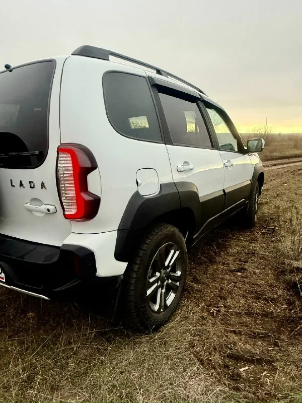 Продам niva travel комплектация кхл максимальная.2023 год выпуска двигатель 1.7 бензин. один владелец, авто в чехлах с салона. оригинальный пробег 25.000 тысяч. машина не бита не крашена. техника в отличном состоянии. масла фильтра поменяны машина без вложений. состояние нового автомобиля. комплектация:кондиционер, аbs, камера заднего вида, задние парктроники, сенсорная мультимедиа черный потолок, подогрев сидений, электро-регулировка зеркала, передние стеклоподъемники заводской шноркель, релинги на крыше, противотуманки, два комплекта колес зима лето диски r16.полный антикор. документы в полном порядке. осмотр г макеевка, возможен обмен цена 1.295.000 торг +79495214830 📞 звоните: +7(949)5214830 - фотография - 6