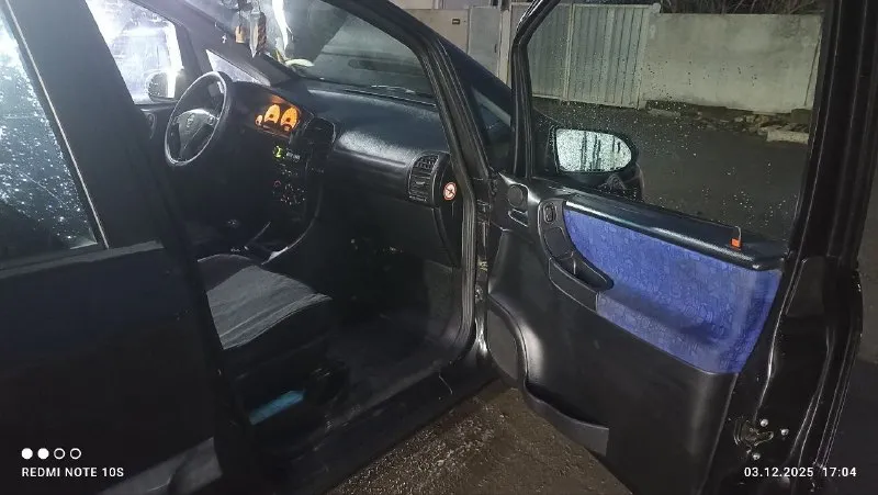 Продам opel зафира а,7-ми местный минивэн. объем двигателя 1.8, бензин пробег 336к км +(машина ездит каждый день) вложений не требует никаких, сел поехал. по комплектации:хорошая родная музыка по 2 колонки в каждой двери, электро зеркала с подогревом,4 эсп, подогрев заднего стекла, люк, хорошая зимняя резина + летняя. осмотр г. амвросиевка. цена 750к + хороший торг. я хозяин, переоформление без проблем. звонить +79493905370 юлия (мама) +79493691787 моя тг все по машине, подробно расскажу если заинтересует. 📞 звоните: +7(949)3905370 - фотография - 5