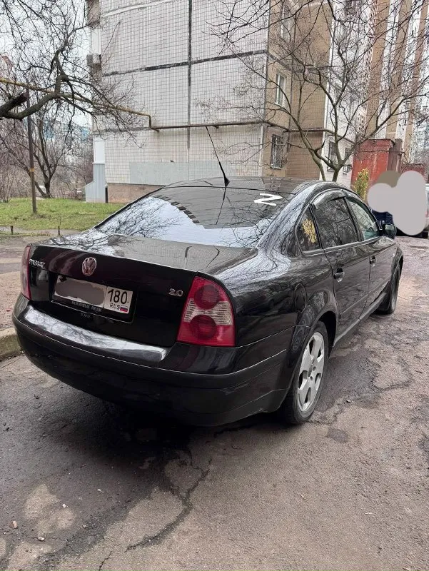 Продам volkswagen passat b5 рестайлинг, 2003 г. автомобиль требует небольших вложений по кузову, и по технике. 🔧 техническая часть: • двигатель 2.0 бензин — работает ровно, масло не ест • мкпп 5-ступенчатая — переключения четкие • пробег: 390 000 км 🛠 сделанные работы: • полностью заменена топливная система (новая) • помпа, ремень грм и все ролики заменены ~7 000 км назад •новые рычаги подвески •печка греет отлично 🚘 состояние: •по кузову есть небольшие нюансы, без критичных моментов •ходовая в хорошем состоянии •двигатель работает ровно, коробка без проблем •салон аккуратный, всё на своих местах •по документам полный порядок, без ограничений 💰 цена: 510 000 ₽, разумный торг у капота телефон:+79493448687 📞 звоните: +7(949)3448687 - фотография - 1