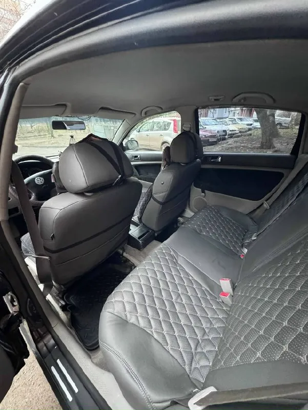 Продам volkswagen passat b5 рестайлинг, 2003 г. автомобиль требует небольших вложений по кузову, и по технике. 🔧 техническая часть: • двигатель 2.0 бензин — работает ровно, масло не ест • мкпп 5-ступенчатая — переключения четкие • пробег: 390 000 км 🛠 сделанные работы: • полностью заменена топливная система (новая) • помпа, ремень грм и все ролики заменены ~7 000 км назад •новые рычаги подвески •печка греет отлично 🚘 состояние: •по кузову есть небольшие нюансы, без критичных моментов •ходовая в хорошем состоянии •двигатель работает ровно, коробка без проблем •салон аккуратный, всё на своих местах •по документам полный порядок, без ограничений 💰 цена: 510 000 ₽, разумный торг у капота телефон:+79493448687 📞 звоните: +7(949)3448687 - фотография - 4