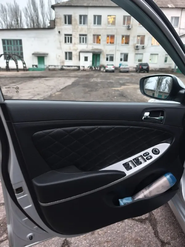 Продам hyundai accent 2012, брали с салона, один хозяин! пробег честный 123т. км, в такси не использовалась, семейный автомобиль. оцинкованное днище и пороги. удален катализатор. линзованная оптика, газ пропан + вариатор опережения угла зажигания, баллон под запаску на 42л, установлена акустика hertz + магнитола на андройде teyes cc3(яндекс навигатор, ямузыка и тд) с качественной камерой заднего вида! два комплекта новой резины на дисках(зима - шипованная pirelli на штампованных дисках(на фото), лето - pirelli на литых дисках), два комплекта ковриков(evo + резиновые). сиденья с момента покупки эксплуатируются в чехлах, текущие чехлы новые, куплены недавно. рабочие жидкости(масло и фильт в двиг. , масло и фильтр в коробке, гидроусилитель руля) заменены на 120т. км. полная замена охлаждающей жидкости на оригинальную произведена в том году. есть не критичные изъяны по кузову и лкп. два ключа. честный обзор, без "намазывания губ" перед продажей! цена: 1 050 000 руб. (торг уместен 📞 звоните: +7(949)3043696 - фотография - 10