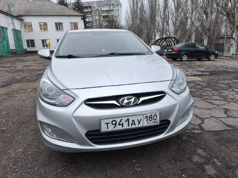 Продам hyundai accent 2012, брали с салона, один хозяин! пробег честный 123т. км, в такси не использовалась, семейный автомобиль. оцинкованное днище и пороги. удален катализатор. линзованная оптика, газ пропан + вариатор опережения угла зажигания, баллон под запаску на 42л, установлена акустика hertz + магнитола на андройде teyes cc3(яндекс навигатор, ямузыка и тд) с качественной камерой заднего вида! два комплекта новой резины на дисках(зима - шипованная pirelli на штампованных дисках(на фото), лето - pirelli на литых дисках), два комплекта ковриков(evo + резиновые). сиденья с момента покупки эксплуатируются в чехлах, текущие чехлы новые, куплены недавно. рабочие жидкости(масло и фильт в двиг. , масло и фильтр в коробке, гидроусилитель руля) заменены на 120т. км. полная замена охлаждающей жидкости на оригинальную произведена в том году. есть не критичные изъяны по кузову и лкп. два ключа. честный обзор, без "намазывания губ" перед продажей! цена: 1 050 000 руб. (торг уместен 📞 звоните: +7(949)3043696 - фотография - 2