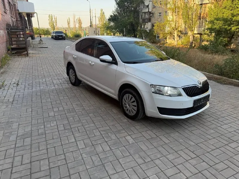 Продам skoda октавия а7 2016 г. , 1.6 автомат. авто моё личное, на учёте на меня. продажа только через мрэо. машина в дтп никогда не была! всё в родном окрасе, все стёкла родные. за машину не стыдно, в такси она не была никогда! все остальные вопросы по телефону: +79490492122. звонить только тем, кто заинтересован. кто хочет поморочить голову, есть много других объявлений. осмотр: г. донецк. цена: 1 250 000, торг. 📞 звоните: +7(949)0492122 - фотография - 2