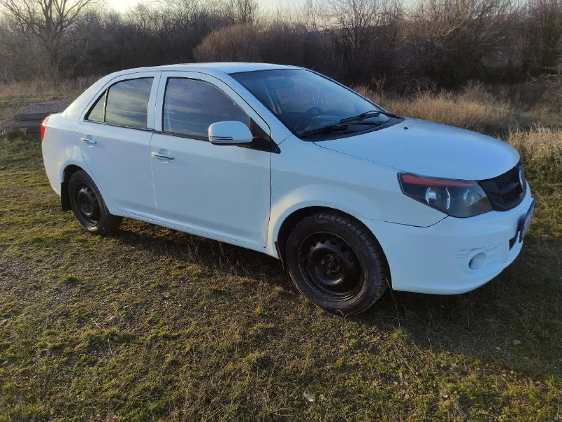 Продам geely gc6 2014г. 1.5 mt (94 л. с.). по 🚘 ходовая в отличном состоянии, новые тормоза, новые передние тормозные диски, заменено масло в двигателе также фильтра, есть нюансы на задних арках. —тормозная система: передние и задние тормоза — дисковые. —объём багажника: 468 л. —кожаная оплетка руля, регулировка, мультируль —электроподогрев передних сидений, регулировка електропакет🚘 центральный замок, 2 ключа от авто, 2 брелка от сигналки, электрические стеклоподъемники передние и задние, обогрев зеркал подогрев заднего стекла, электро регулятор фар, безопасность🚘 антиблокировочная система (abs) система распределения тормозного усилия (ebd) автоблокировка дверей при езде, задний парктроник 4шт. аудиосистема 🚘 штатная магнитола, 4 динамика перёд и в задней полке + пищалки остальное🚘 новая акома отдам и старую тоже хорошая, запаска, домкрат, балонник, набор автомобилиста. документы в полном порядке, любые переоформление. —пробег 221190 цена ➖ 390000₽. торг. осмотр г. ант 📞 звоните: +7(959)1808394 - фотография - 4