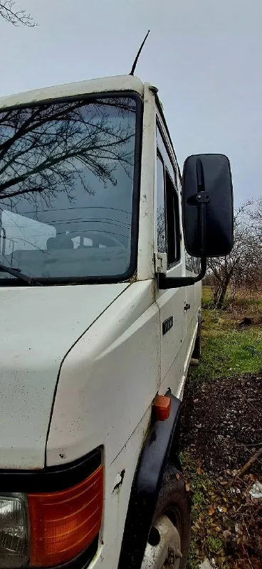 ❗цена: 569000руб mercedes benz 709 dпе, объём 4,0. 1994 год выпуска. 19+1 мест. общий пробег 670000. автобус "d" 19+1 мест. уникальный, не убиваемый атмосферный двигатель в идеальном состоянии. заводится с пол оборота при любой температуре. коробка передач работает безукоризненно. установлены новые аккумуляторы. работает автономное отопление. в салоне - сиденья от икаруса (межгород). задние спинки откидные. сиденья в удовлетворительном состоянии. можно использовать без чехлов. установлены верхние полки для ручной клади. установлено новое лобовое стекло. резина: износ 60%. установлен задний фаркоп для легкового прицепа. автобус с 2014 года, использовался крайне редко. по месту с небольшим пробегом. ❗реальному покупателю торг возле автобуса❗ обращаться: +79790471722 (юрий) +79493859440(марина) 📞 звоните: +7(949)3859440 - фотография - 2