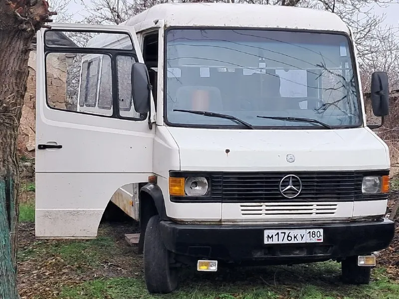 ❗цена: 569000руб mercedes benz 709 dпе, объём 4,0. 1994 год выпуска. 19+1 мест. общий пробег 670000. автобус "d" 19+1 мест. уникальный, не убиваемый атмосферный двигатель в идеальном состоянии. заводится с пол оборота при любой температуре. коробка передач работает безукоризненно. установлены новые аккумуляторы. работает автономное отопление. в салоне - сиденья от икаруса (межгород). задние спинки откидные. сиденья в удовлетворительном состоянии. можно использовать без чехлов. установлены верхние полки для ручной клади. установлено новое лобовое стекло. резина: износ 60%. установлен задний фаркоп для легкового прицепа. автобус с 2014 года, использовался крайне редко. по месту с небольшим пробегом. ❗реальному покупателю торг возле автобуса❗ обращаться: +79790471722 (юрий) +79493859440(марина) 📞 звоните: +7(949)3859440 - фотография - 3