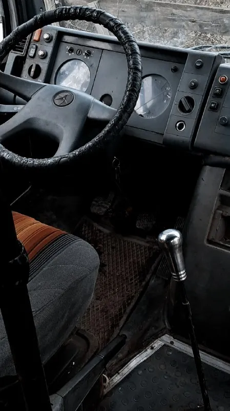 ❗цена: 569000руб mercedes benz 709 dпе, объём 4,0. 1994 год выпуска. 19+1 мест. общий пробег 670000. автобус "d" 19+1 мест. уникальный, не убиваемый атмосферный двигатель в идеальном состоянии. заводится с пол оборота при любой температуре. коробка передач работает безукоризненно. установлены новые аккумуляторы. работает автономное отопление. в салоне - сиденья от икаруса (межгород). задние спинки откидные. сиденья в удовлетворительном состоянии. можно использовать без чехлов. установлены верхние полки для ручной клади. установлено новое лобовое стекло. резина: износ 60%. установлен задний фаркоп для легкового прицепа. автобус с 2014 года, использовался крайне редко. по месту с небольшим пробегом. ❗реальному покупателю торг возле автобуса❗ обращаться: +79790471722 (юрий) +79493859440(марина) 📞 звоните: +7(949)3859440 - фотография - 4