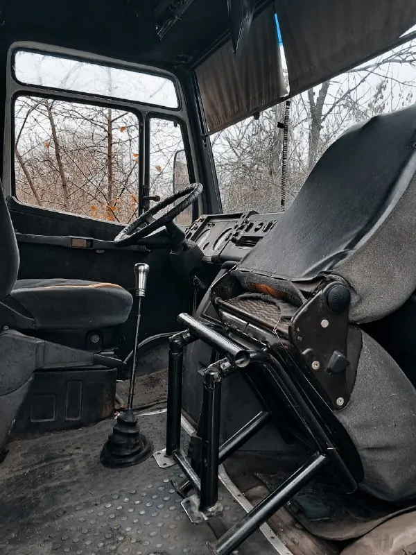 ❗цена: 569000руб mercedes benz 709 dпе, объём 4,0. 1994 год выпуска. 19+1 мест. общий пробег 670000. автобус "d" 19+1 мест. уникальный, не убиваемый атмосферный двигатель в идеальном состоянии. заводится с пол оборота при любой температуре. коробка передач работает безукоризненно. установлены новые аккумуляторы. работает автономное отопление. в салоне - сиденья от икаруса (межгород). задние спинки откидные. сиденья в удовлетворительном состоянии. можно использовать без чехлов. установлены верхние полки для ручной клади. установлено новое лобовое стекло. резина: износ 60%. установлен задний фаркоп для легкового прицепа. автобус с 2014 года, использовался крайне редко. по месту с небольшим пробегом. ❗реальному покупателю торг возле автобуса❗ обращаться: +79790471722 (юрий) +79493859440(марина) 📞 звоните: +7(949)3859440 - фотография - 5