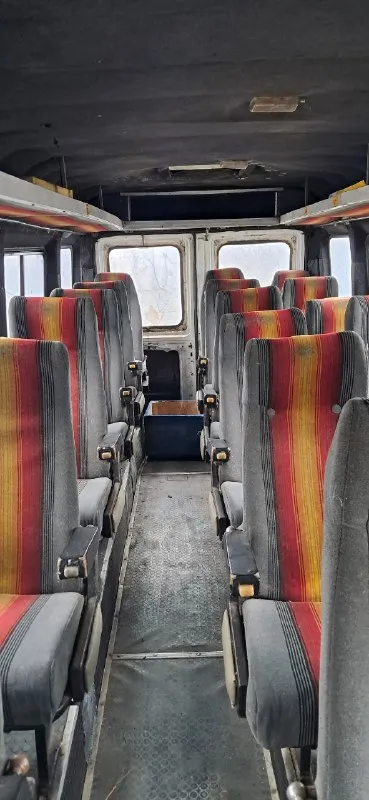 ❗цена: 569000руб mercedes benz 709 dпе, объём 4,0. 1994 год выпуска. 19+1 мест. общий пробег 670000. автобус "d" 19+1 мест. уникальный, не убиваемый атмосферный двигатель в идеальном состоянии. заводится с пол оборота при любой температуре. коробка передач работает безукоризненно. установлены новые аккумуляторы. работает автономное отопление. в салоне - сиденья от икаруса (межгород). задние спинки откидные. сиденья в удовлетворительном состоянии. можно использовать без чехлов. установлены верхние полки для ручной клади. установлено новое лобовое стекло. резина: износ 60%. установлен задний фаркоп для легкового прицепа. автобус с 2014 года, использовался крайне редко. по месту с небольшим пробегом. ❗реальному покупателю торг возле автобуса❗ обращаться: +79790471722 (юрий) +79493859440(марина) 📞 звоните: +7(949)3859440 - фотография - 7